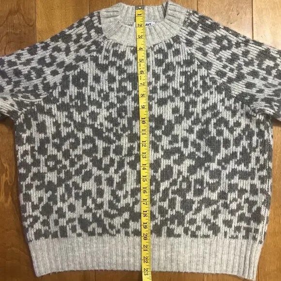 Old Navy Cheetah Print Pullover Sweater Size M Beige Gray Relaxed Cozy Boho - Picture 5 of 9